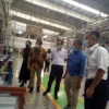 Mantan Menteri BUMN Dahlan Iskan mengunjungi PT SGMW Motors Indonesia di Kawasan GIIC Deltamas Cikarang, Kabupaten Bekasi pada Selasa (09/11/2021)