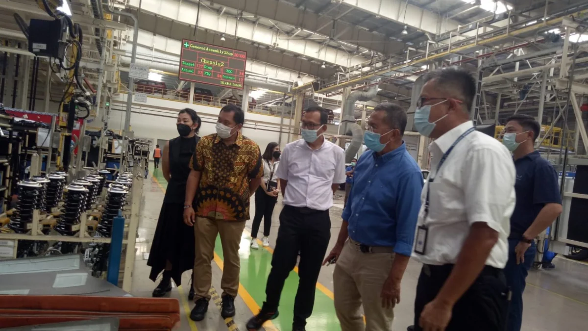 Mantan Menteri BUMN Dahlan Iskan mengunjungi PT SGMW Motors Indonesia di Kawasan GIIC Deltamas Cikarang, Kabupaten Bekasi pada Selasa (09/11/2021)