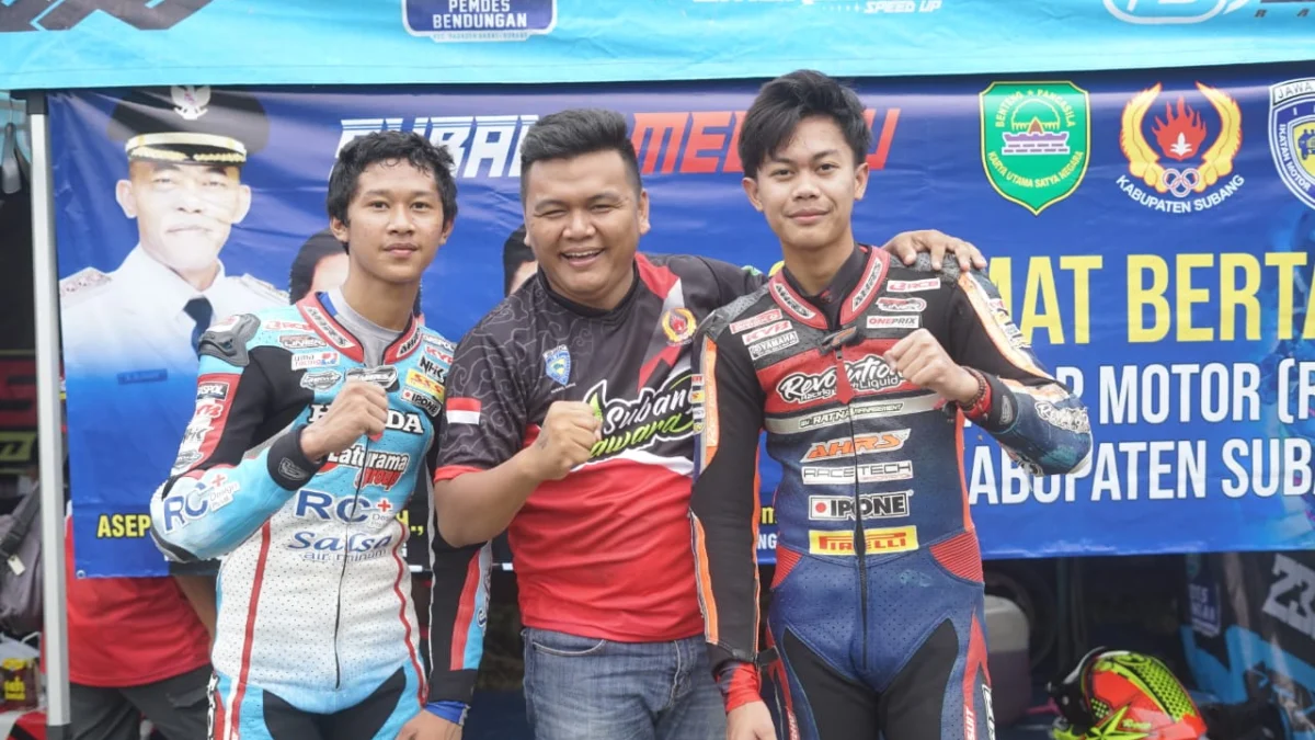 Ketua IMI Korwil Subang Niko Rinaldo bersama dua pebalap Roadrace Kabupaten Subang Aldy Musfiq dan Abdul Gofar (Yogi Miftahul Fahmi/Pasundan Ekspres)