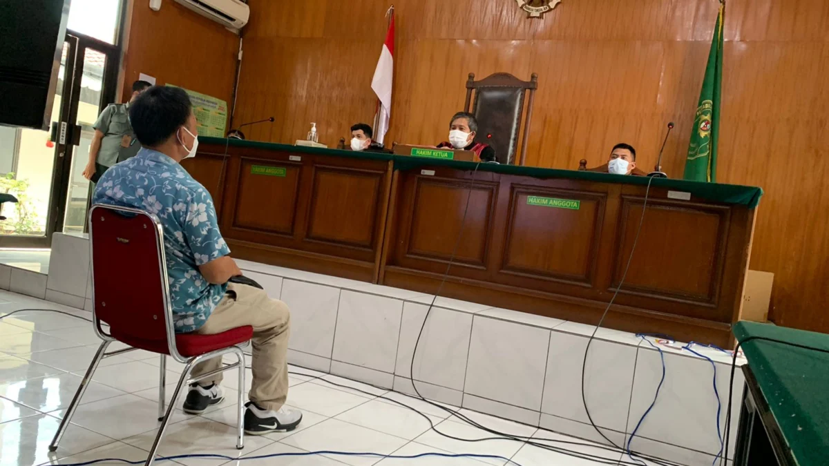 SIDANG: Persidangan dengan agenda mendengar saksi ahli di Pengadilan Negeri Karawang, Selasa (26/10). AEP SAEPULOH/PASUNDAN EKSPRES