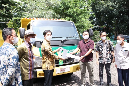 BANTUAN: Direktur SGF Kantor Indonesia Mr.Seunghoon Hong memberikan secara simbolis dump truck kepada pemerintah desa disaksikan oleh Bupati Subang H Ruhimat dan Sekda Asep Nuroni.. YUSUP SUPARMAN/PASUNDAN EKSPRES
