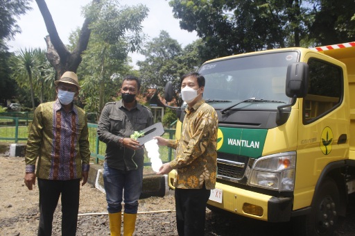 Direktur SGF Kantor Indonesia Mr. Seunghoon Hong (kanan) bersama Bupati Subang Ruhimat (kiri) memberikan dump truck secara simbolis kepada perwakilan Pemerintah Desa Wantilan di halaman Kantor DLH Subang, Jumat (26/11). (YUSUP SUPARMAN/PASUNDAN EKSPRES)