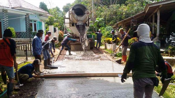 COR BETON: Sejumlah pekerja konstruksi jalan cor beton, saat melaksanakan pembangunan jalan lingkungan Kampung Ciawi – Kampung Cimaja Desa Mekarwangi Kecamatan Pagaden Barat. DADAN RAMDAN/PASUNDAN EKSPRES