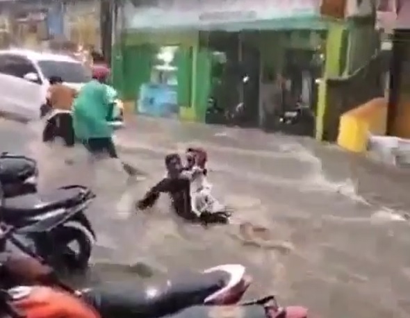 Banjir Meluap di Cimahi, Pemotor Terseret Arus