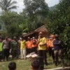 IMBAUAN: Camat Tanjungsiang Dadan Dwiyana saat memberikan imbauan kepada masyarakat agar waspada bencana.