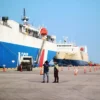 MASIF: Kegiatan pengiriman barang otomotif di Pelabuhan Patimban mulai masif dilakukan. (YOGI MIFTAHUL FAHMI/PASUNDAN EKSPRES)