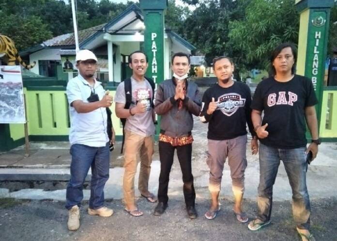 Yana Supriatna ( tiga dari kiri) warga Desa Sukajaya, Kecamatan Sumedang Selatan dikabarkan tiba-tiba muncul di Cirebon dengan kondisi baik-baik saja. (Foto: ISTIMEWA)