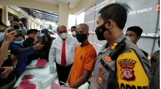 Kapolres Garut AKBP Wirdhanto Hadicaksono menggelar ekspose kasus viral video mesum yang tersebar di media sosial.
