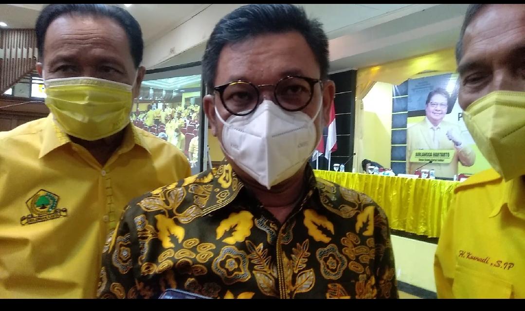 EKO SETIONO/PASUNDAN EKSPRES DIWAWANCARAI: Plt Ketua DPD Partai Golkar Jawa Barat, Ace Hasan Syadzil memberikan keterangan kepada awak media usai menggelar bimtek keanggotaan.