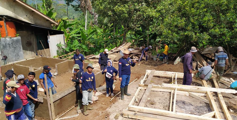 GOTONG ROYONG: Warga Desa Sukamelang Kecamatan Kasomalang bergotong royong merehabilitasi rumah Arkasih yang dimotori Karang Taruna. VERRY KUSWANDI/PASUNDAN EKSPRES