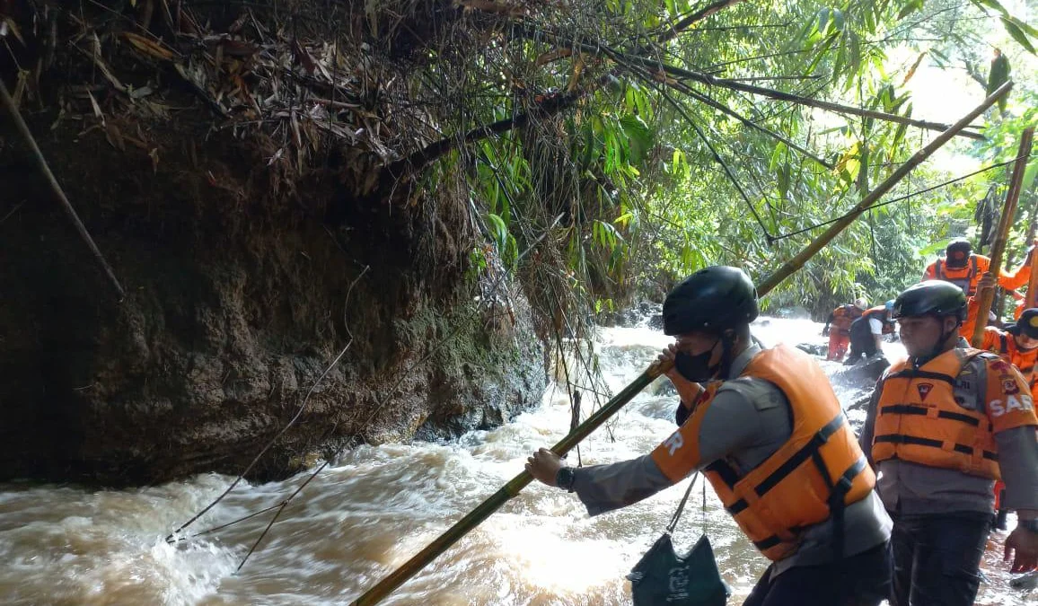 Tim Sar Gabungan Masih Terus Lakukan Pencarian Korban Terseret Arus di Sungai Cikapundung