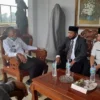 Bupat Subang H. Ruhimat berdialog dengan Ketua RT dan RW di Grant Hotel Subang, Rabu (1/12).