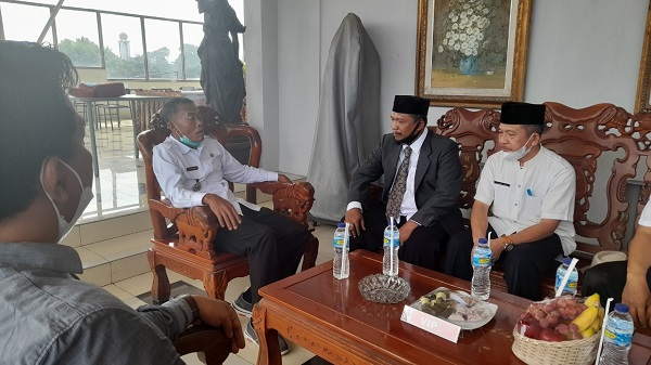 Bupat Subang H. Ruhimat berdialog dengan Ketua RT dan RW di Grant Hotel Subang, Rabu (1/12).