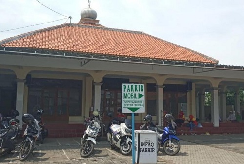 Indahnya Toleransi, Mesjid di Batang Ini Sediakan Lahan Parkir untuk Jemaah Gereja! (Halaman Masjid Nurul Huda di Batang. Foto: batangkab.go.id)