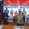 Inilah Peran 3 Orang dari 20 Pelaku Penyekapan, Pemerkosaan dan Penjualan ABG Di Bandung (konferensi pers, berbaju orange, pelaku penculikan dan perdagangan ABG di Bandung)