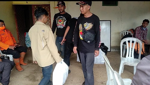 BANTUAN: Ormas Manggal Garuda saat memberikan bantuan ratusan paket nasi box. (EKO SETIONO/PASUNDAN EKSPRES)
