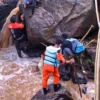 PENYISIRAN: Tim SAR menyisir aliran sungai Cikapundung untuk melakukan pencarian korban Reren yang hanyut terbawa arus. (EKO SETIONO/PASUNDAN EKSPRES)