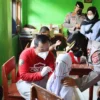 VAKSINASI ANAK: Kapolres Subang AKBP Sumarni SIK SH MH saat meninjau pelaksanaan vaksinasi anak di salah satu SD di Subang, Kamis (6/1) lalu. (YUGO EROSPRI/ PASUNDAN EKSPRES)