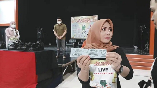 PENGUNDIAN PEMENANG: Program Jual Sampah Berundian Emas Radar Cirebon sedang mengundi pemenang emas. IST