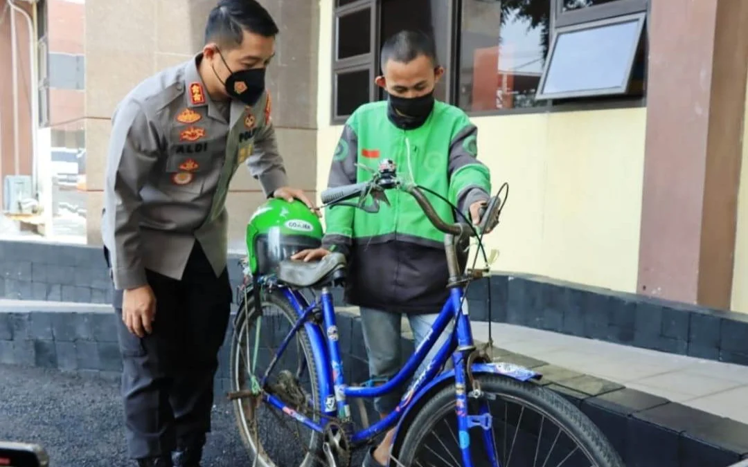 Pria Viral Berpakaian Ojol Gunakan Sepeda Ontel di Karawang