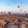 Mirip Cappadocia di Serial Layangan Putus, Inilah Wisata Balon Udara Di Bandung dan Ciater Subang - Foto:Cappadocia-Turki (Shutterstock, via Jawapos)