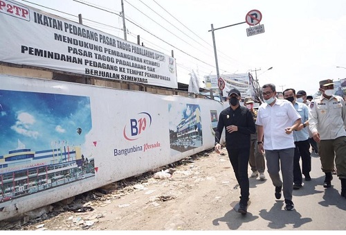 SIDAK: Pelaksana Tugas Bupati Bandung Barat Hengky Kurniawan saat melakukan inspeksi mendadak ke proyekk pembangunan Pasar Tagog di Kecamatan Padalarang. DOK PASUNDAN EKSPRES