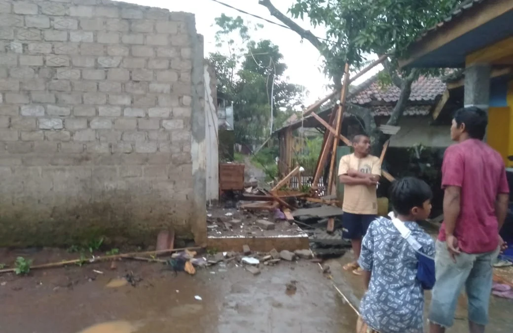 Angin Puting Beliung Terjang Desa Cirangkong, Delapan Rumah dan Satu Masjid Rusak 