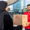ILLUSTRASI: Kurir J&T Express menyerahkan kiriman paket kepada konsumen di Uni Emirat Arab . (IST)