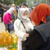 OPERASI PASAR: Pemkot Bandung gelar operasi Pasar pada saat harga Minyak goreng melambung tinggi. Foto. Sandi Nugraha. JABAR EKSPRES