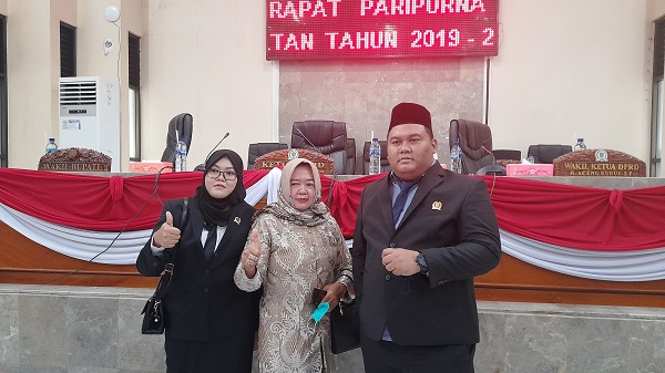 KELUARGA POLITISI: Hj Acah Rukoyah didampingi dua anaknya yang duduk sebagai anggota dewan, Fikri Wijaya dan Voni Siti Anggraeni. (INDRAWAN SETIADI/PASUNDAN EKSPRES )