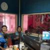 SOSIALISASI: PLN UP3 Karawang melakukan sosialisasi tentang APP secara live di Radio Sturada 89,4 Fm, Jumat (28/1). KARAWANG BEKASI EKSPRES