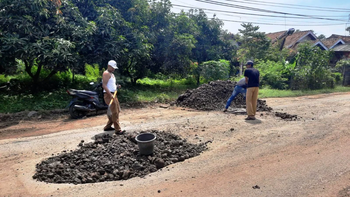 Rusak, Warga dan Pemdes Gotong Royong Perbaiki Jalan Secara Swadaya