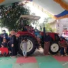Nasdem Serahkan Bantuan Traktor Canggih ke Desa Tanjung, Subang