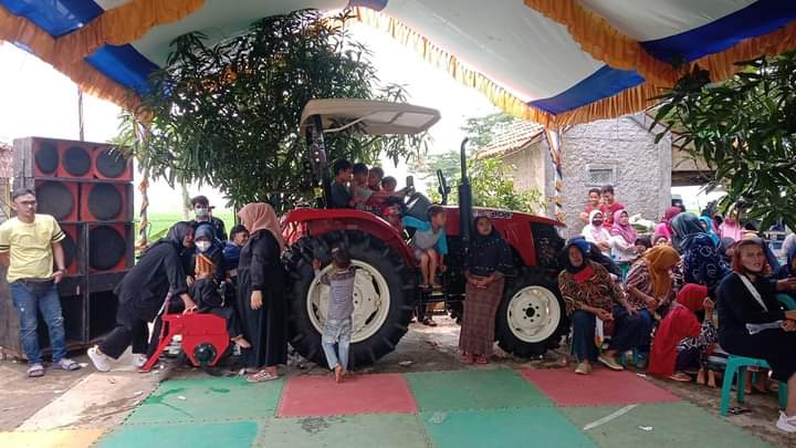 Nasdem Serahkan Bantuan Traktor Canggih ke Desa Tanjung, Subang