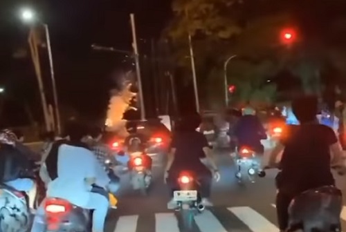 Heboh Seorang Netizen Teriaki 'Maling' Ke Pengendara Mobil, Pengemudi Tewas Dihajar Massa