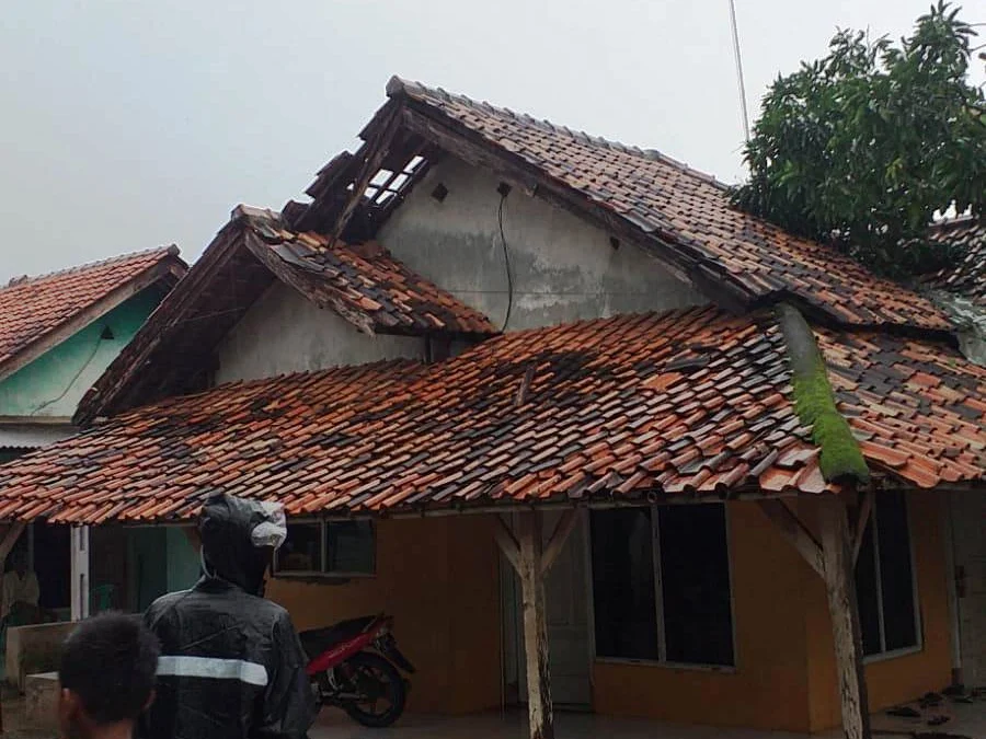RUSAK: Salah satu rumah warga mengalami kerusakan akibat diterjang puting beliung.