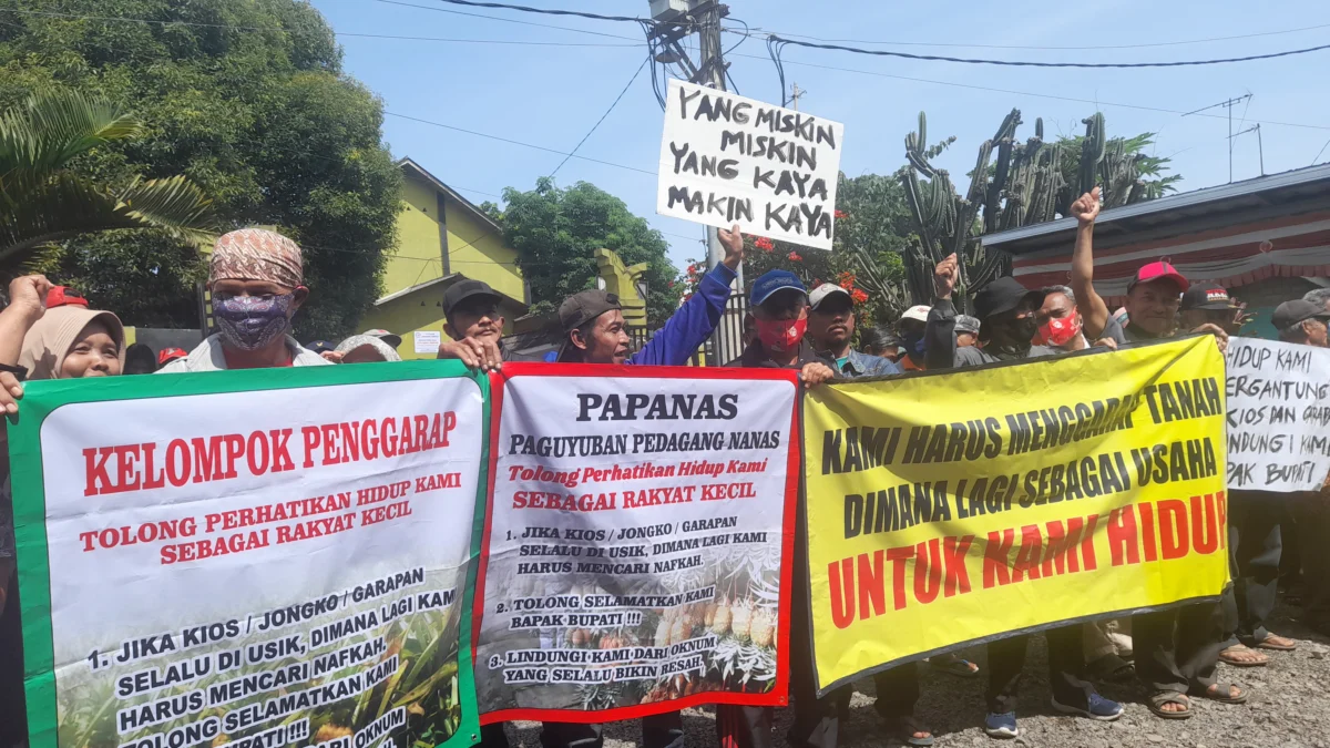 Forum Penggarap dan Pedagang Nanas Geruduk Kantor Desa Jalancagak Protes Rencana Pembangunan UPI