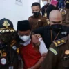 DIGELANDANG: Terdakwa Herry Wirawan saat dihadirkan oleh majelis hakim untuk mendengarkan pembacaan tuntutan dari Jaksa Penuntut Umum (JPU) pada beberapa waktu lalu. JABAR EKSPRES