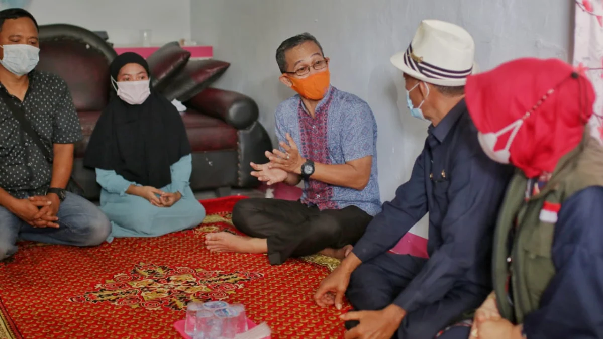 Didampingi Istri, Kang Jimat Takziyah ke Rumah Duka Santri Korban Kebakaran