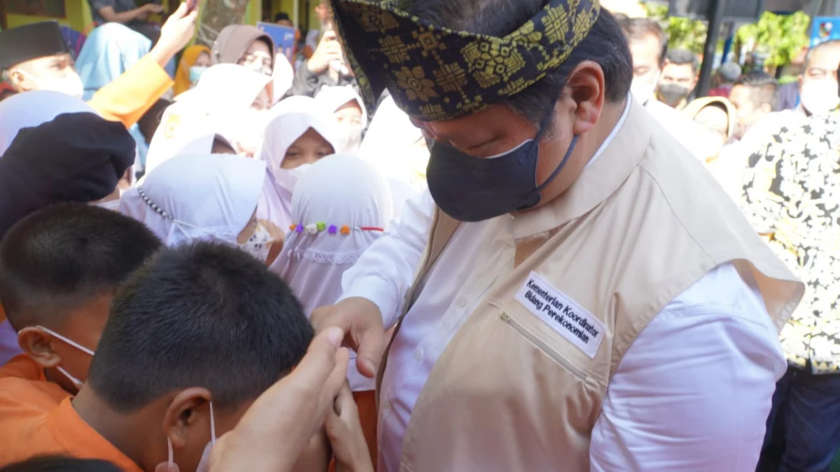 Menko Airlangga Hartarto Tinjau Vaksinasi Anak di SDN 158 Pekanbaru 