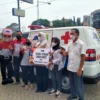 SIMBOLIS: Bupati Karawang Cellica Nurrachadiana menerima kunci satu unit ambulance dari JNE Karawang, Rabu (23/2).DEDI SATIRA/PASUNDAN EKSPRES