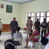 ARAHAN: Bupati Subang, H Ruhimat dan Executive Manager Kantor Pos Subang, Arief Ilman Yusra menyampaikan terkait bantuan pemerintah di Kecamatan Cibogo