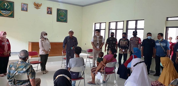 ARAHAN: Bupati Subang, H Ruhimat dan Executive Manager Kantor Pos Subang, Arief Ilman Yusra menyampaikan terkait bantuan pemerintah di Kecamatan Cibogo