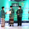 PENGHARGAAN: Ketua Panitia Harlah NU ke-96 tahun 2022 menyerahkan piagam penghargaan kepada Bupati Subang H. Ruhimat, di Islamic Center, Rabu (23/2). DADAN RAMDAN/PASUNDAN EKSPRES