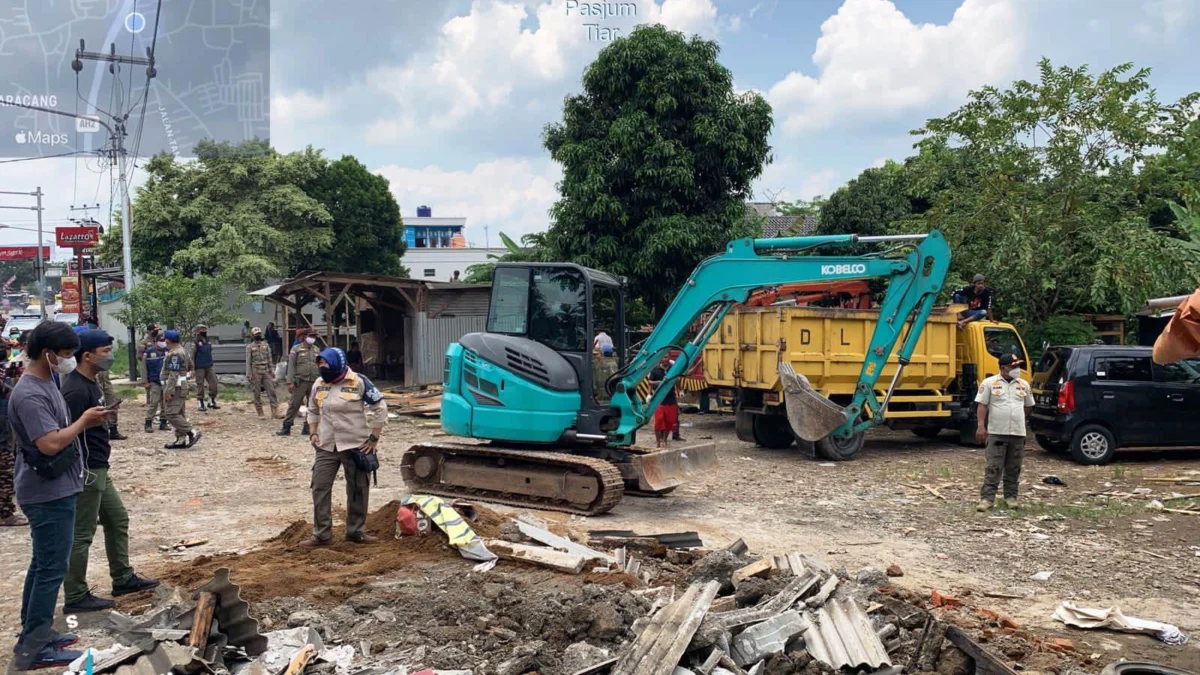 MALDI/PASUNDAN EKSPRES EKSEKUSI: Satpol PP turunkan alat berat untuk merobohkan bangunan liar di Jalan Raya Industri Kecamatan Babakan Cikao.