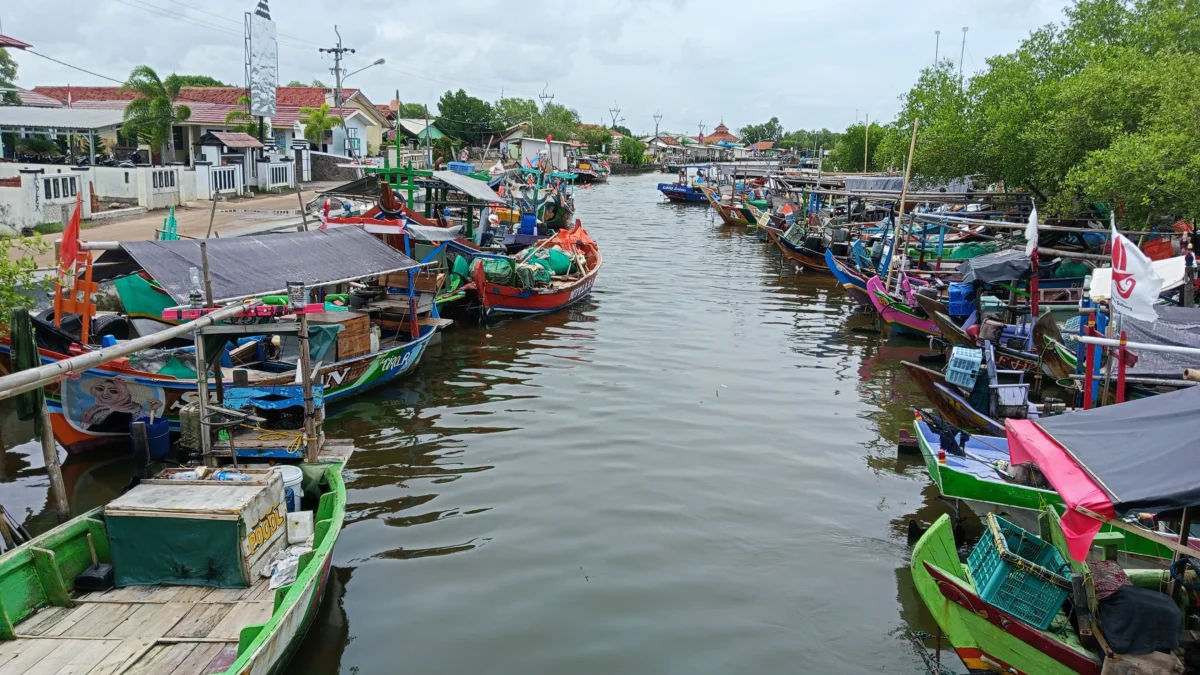 Empat Hari Tak Melaut Akibat Cuaca Buruk, Nelayan di Pantura Hanya Perbaiki Jaring