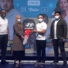 HADIAH UTAMA: Direktur Utama PLN Darmawan Prasodjo menyerahkan hadiah utama mobil listrik kepada sang pemenang Maya Orifta. FAJAR INDONESIA NETWORK