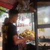 HARGA NAIK: Pedagang aneka gorengan di salah satu sudut Subang Kota mengeluh kenaikan harga minyak goreng. DADAN RAMDAN/PASUNDAN EKSPRES