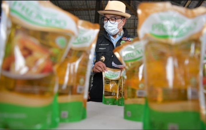 Ridwan Kamil Bawa Ribuan Minyak Goreng untuk Operasi Pasar di Pangandaran