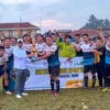 SUKSES: Kepala Desa Kasomalang Kulon, H. Amirudin menutup Turnamen Sepakbola Karang Taruna Desa Kasomalang Kulon Cup 2022 antar Unit 1-7, di lapang sepakbola PTPN VIII Kasomalang Wetan, Minggu (6/2).
